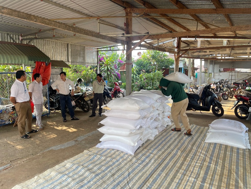 Hoàn thành bàn giao gạo hỗ trợ cho học sinh tại Đắk Nông và Long An trước 1 tuần
