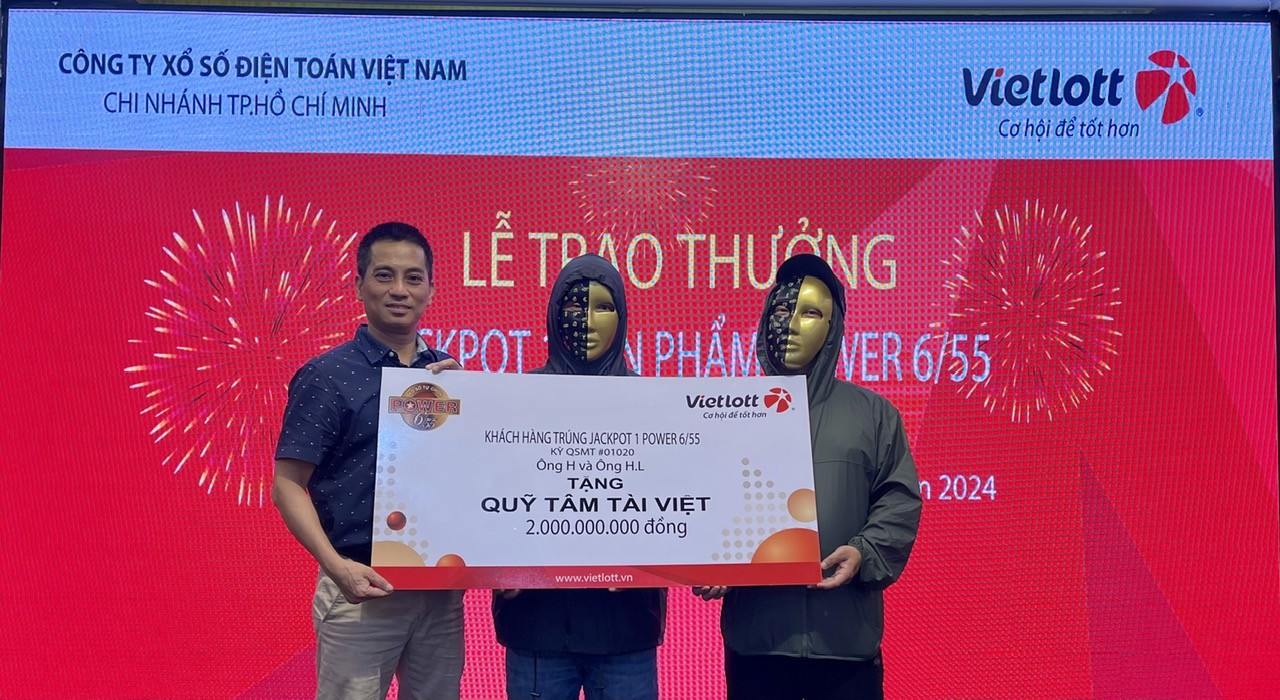 Vietlott trao giải thưởng xổ số lớn nhất lịch sử tại Việt Nam