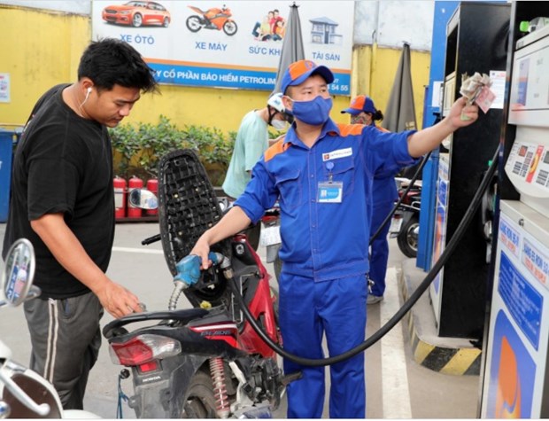 Petrol prices decrease slightly on April 25 hinh anh 1