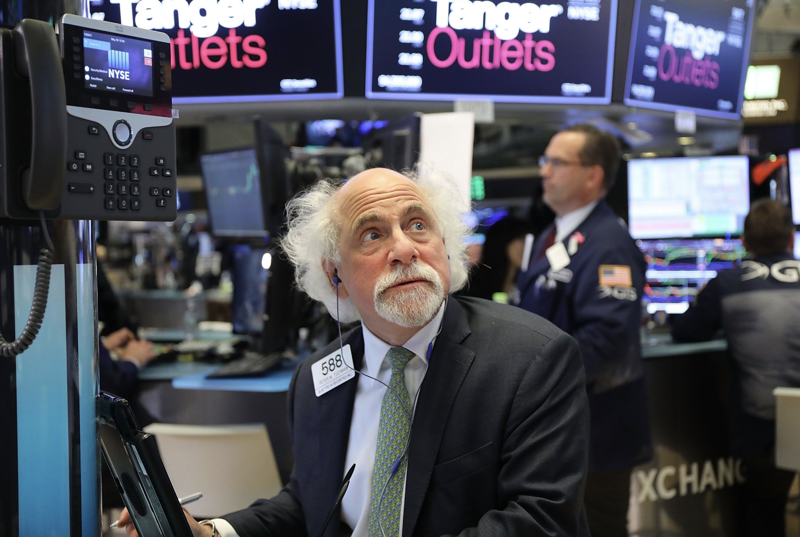Chứng khoán Mỹ đồng loạt giảm, Dow Jones rớt gần 400 điểm