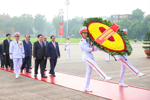 Lãnh đạo Đảng, Nhà nước vào Lăng viếng Chủ tịch Hồ Chí Minh nhân 49 năm thống nhất đất nước- Ảnh 2.