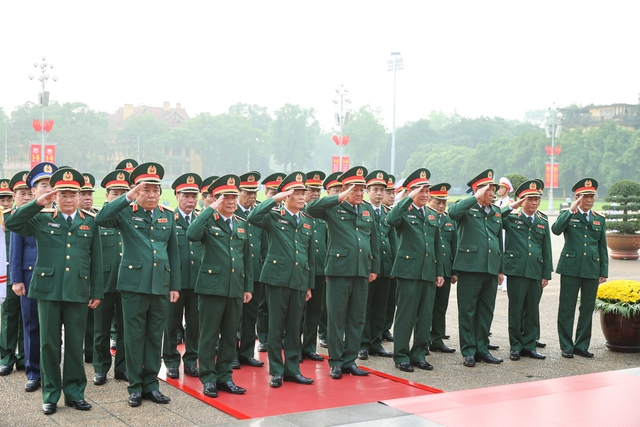 Lãnh đạo Đảng, Nhà nước vào Lăng viếng Chủ tịch Hồ Chí Minh nhân 49 năm thống nhất đất nước- Ảnh 4.