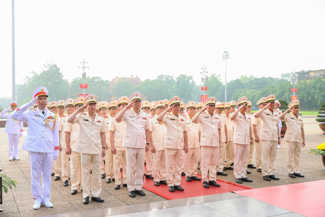 Lãnh đạo Đảng, Nhà nước vào Lăng viếng Chủ tịch Hồ Chí Minh nhân 49 năm thống nhất đất nước- Ảnh 5.