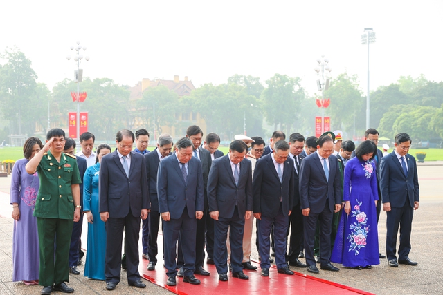 Lãnh đạo Đảng, Nhà nước vào Lăng viếng Chủ tịch Hồ Chí Minh nhân 49 năm thống nhất đất nước- Ảnh 6.