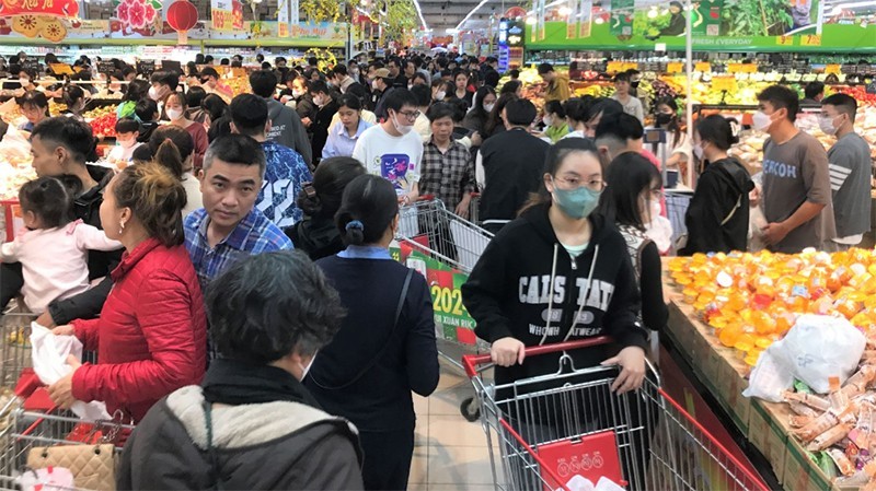 Consumers in a supermarket.