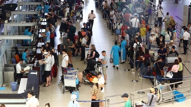 major airports see over 200000 passengers as holiday ends