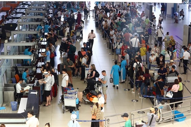 Major airports see over 200,000 passengers as holiday ends hinh anh 1