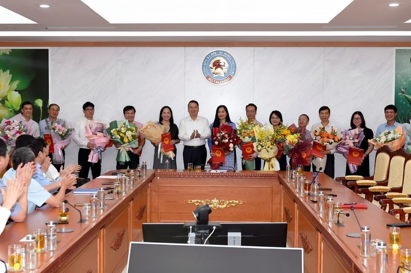 Bộ Tài chính trao quyết định điều động, bổ nhiệm cho 12 công chức giữ chức vụ lãnh đạo