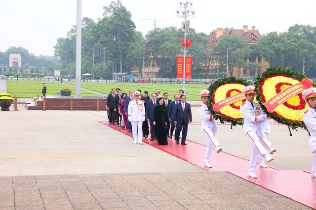 Lãnh đạo Đảng, Nhà nước vào Lăng viếng Chủ tịch Hồ Chí Minh- Ảnh 1.