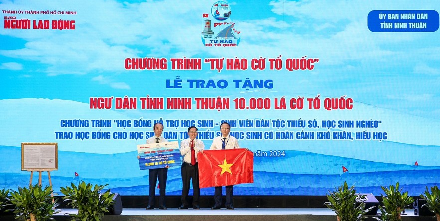 Agribank đồng hành trao tặng 10 nghìn lá cờ Tổ quốc đến ngư dân Ninh Thuận