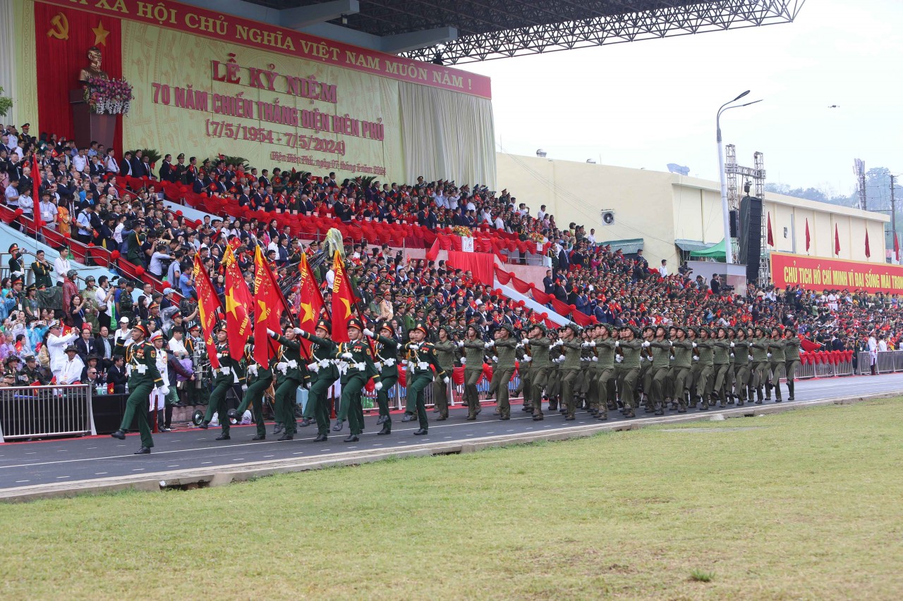 Hào hùng lễ diễu binh, diễu hành Kỷ niệm 70 năm Chiến thắng Điện Biên Phủ