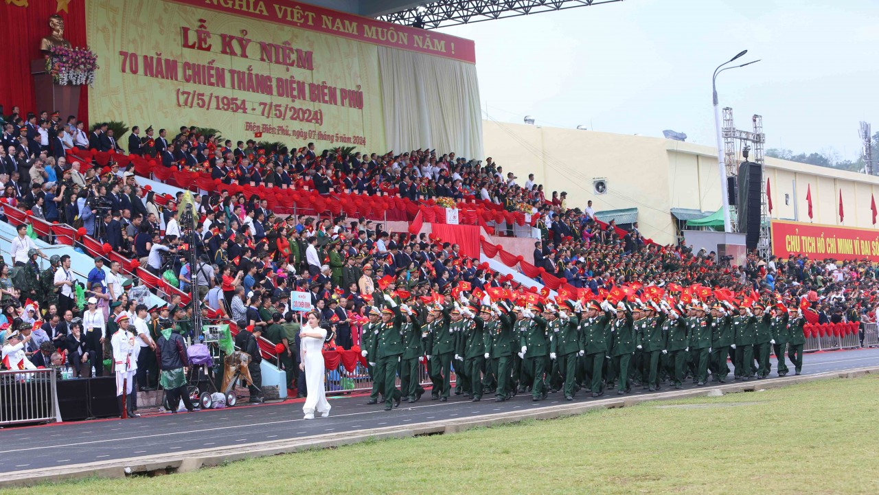 Hào hùng lễ diễu binh, diễu hành Kỷ niệm 70 năm Chiến thắng Điện Biên Phủ