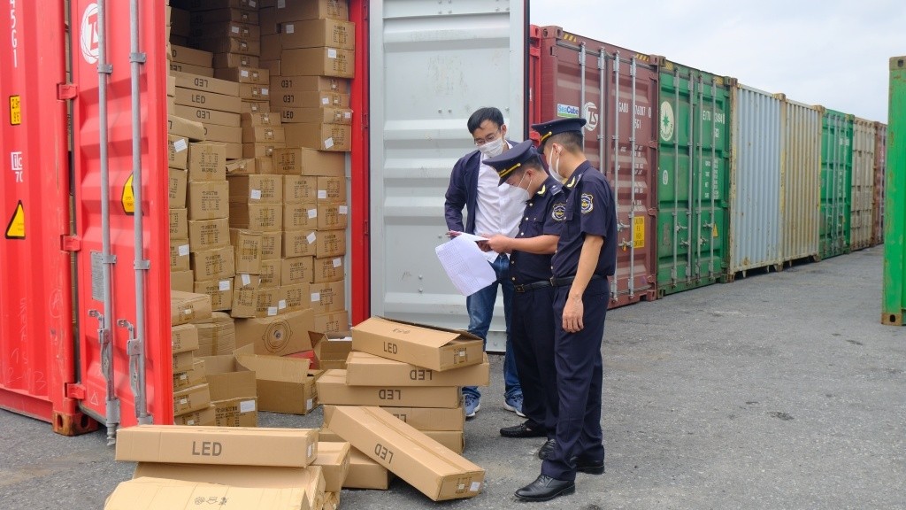 Công chức Hải quan cửa khẩu cảng Hải Phòng khu vực 3 kiểm tra hàng hóa xuất nhập khẩu.