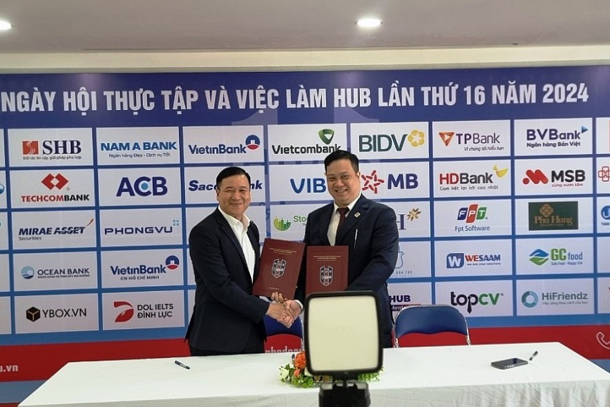 Hiệu trưởng Trường Đại học Ngân hàng TP. Hồ Chí Minh và Đại diện Vietcombank ký kết thỏa thuận hợp tác trong việc tìm đầu ra cho sinh viên sau khi tốt nghiệp. Ảnh: Đỗ Doãn