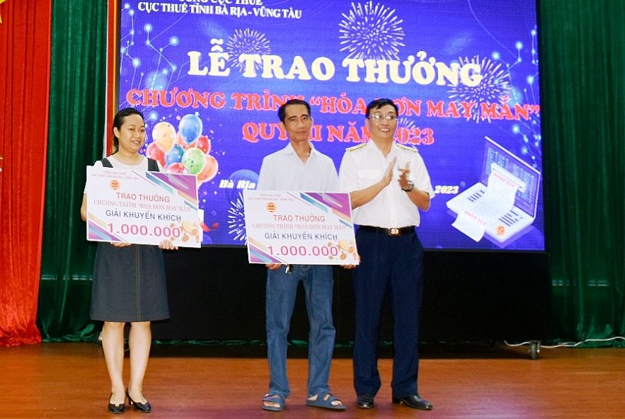 Cục Thuế Bà Rịa – Vũng Tàu tiếp tục triển khai chương trình Hóa đơn may mắn nhằm khuyến khích người mua hàng lấy hóa đơn. Ảnh: Việt Dũng