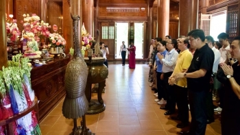 Đoàn công tác Bộ Tài chính dâng hương tưởng nhớ Chủ tịch Hồ Chí Minh