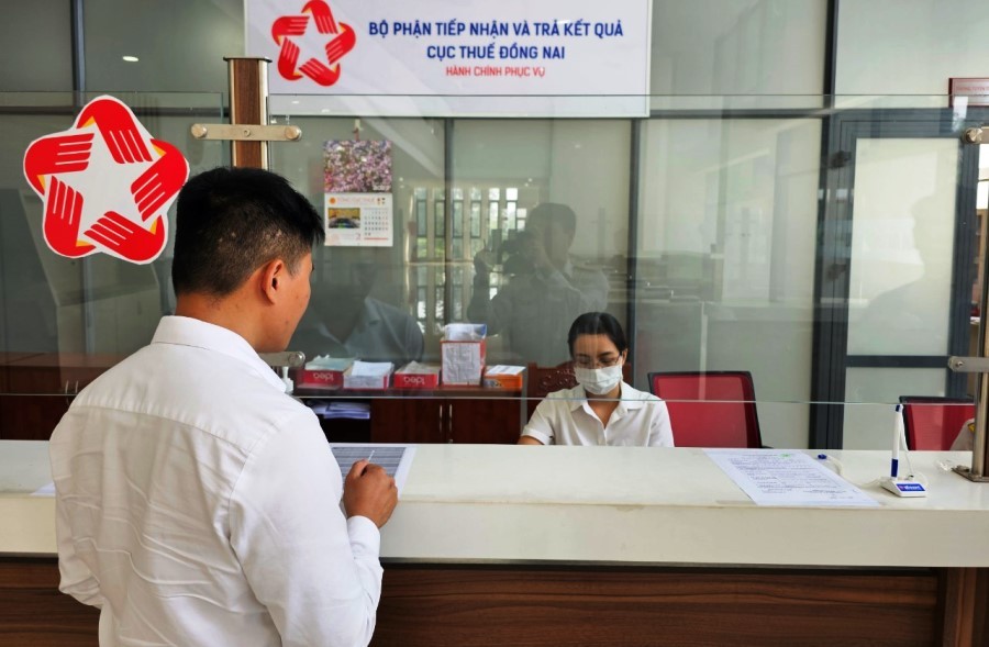 Doanh nghiệp nộp hồ sơ kê khai nộp thuế tại Cục Thuế Đồng Nai. Ảnh: Đỗ Doãn