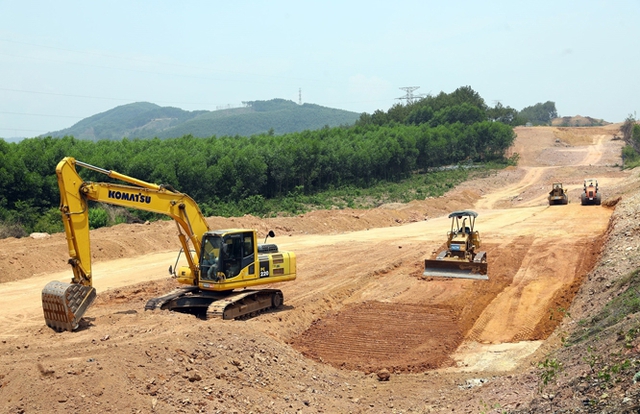 Gỡ khó về mặt bằng, vật liệu thúc tiến độ dự án giao thông trọng điểm