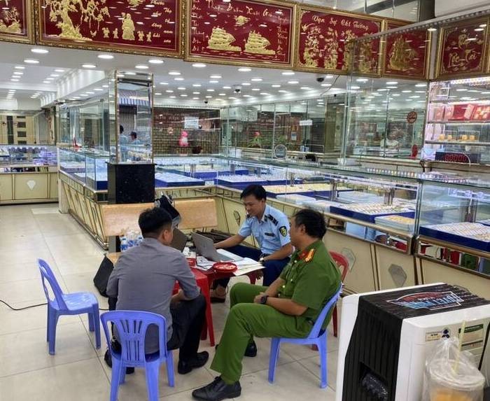 Kiểm tra, xử phạt nhiều cơ sở kinh doanh vàng, thực phẩm chức năng vi phạm