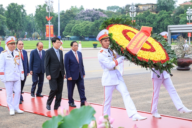 Lãnh đạo Đảng,ãnhđạoĐảngNhànướcviếngChủtịchHồChíMinhvàcácAnhhùngliệtsĩ<strong>kết quả trận giao hữu</strong> Nhà nước viếng Chủ tịch Hồ Chí Minh và các Anh hùng liệt sĩ- Ảnh 2.