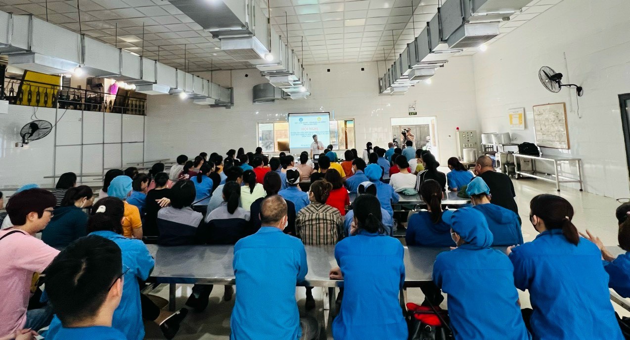 BHXH tỉnh Quảng Ninh phối hợp cùng Liên đoàn lao động tỉnh  hội nghị tuyên truyền, đối thoại chính sách pháp luật BHXH, BHYT, BHTN tại KCN Cái Lân (TP Hạ Long). Ảnh BHXH tỉnh Quảng Ninh