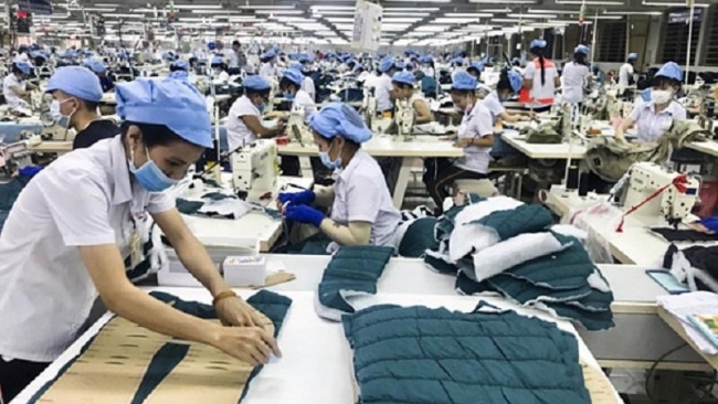 Nhập khẩu hàng hóa để sản xuất xuất khẩu giao gia công lại phải báo cơ quan hải quan