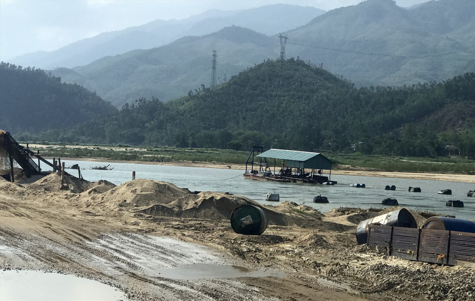 Khai thác cát, sỏi trên sông, hồ phải đáp ứng yêu cầu không gây xói lở, bảo vệ môi trường