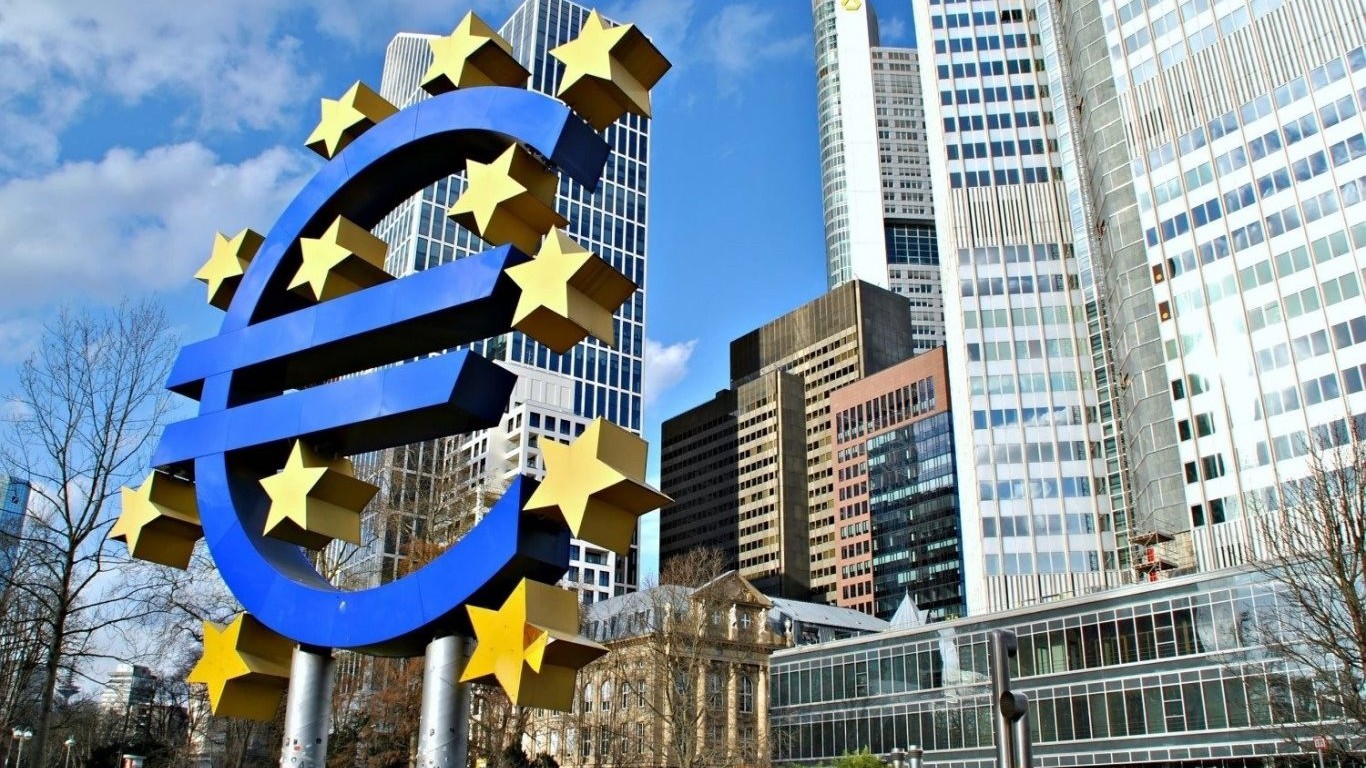 ECB có thể hạ lãi suất trước Fed