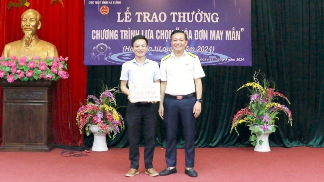 Cục Thuế Hà Giang trao thưởng hóa đơn may mắn quý I/2024