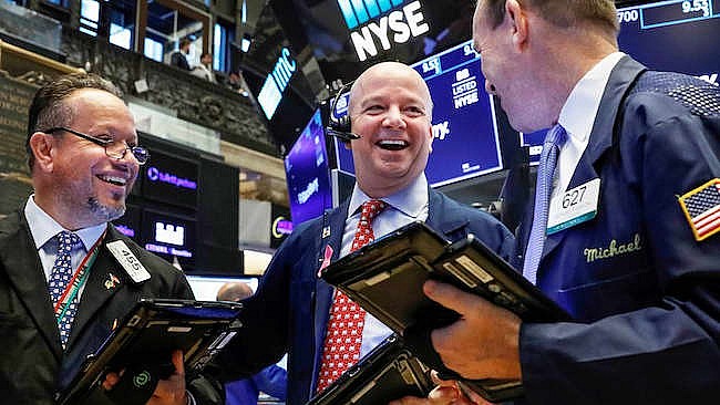 Nasdaq Composite tiếp tục lập kỷ lục mới, chứng khoán châu Á đỏ sàn