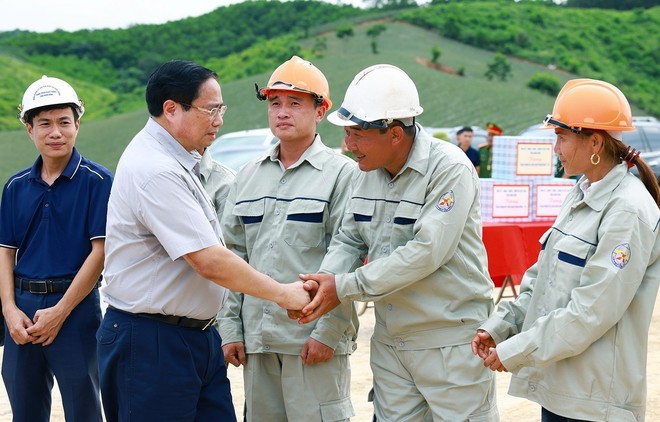 Thủ tướng khảo sát cơ sở kinh tế, công trình hạ tầng trọng điểm của Ninh Bình