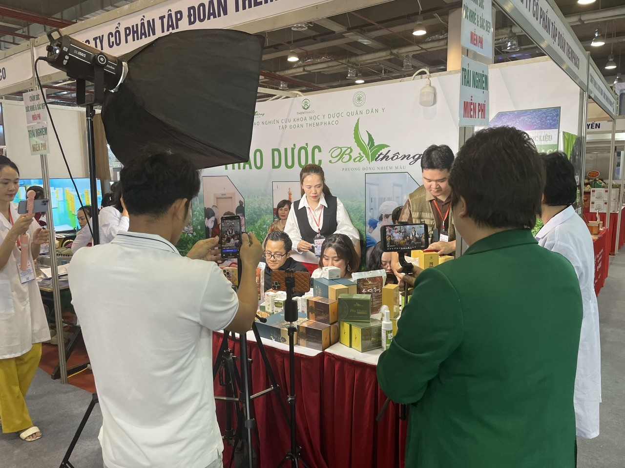 Hoạt động ivestream bán hàng trên các nền tảng xã hội  tại Triển lãm xúc tiến thương mại và đầu tư Doanh nhân trẻ Việt Nam tại tỉnh Quảng Ninh