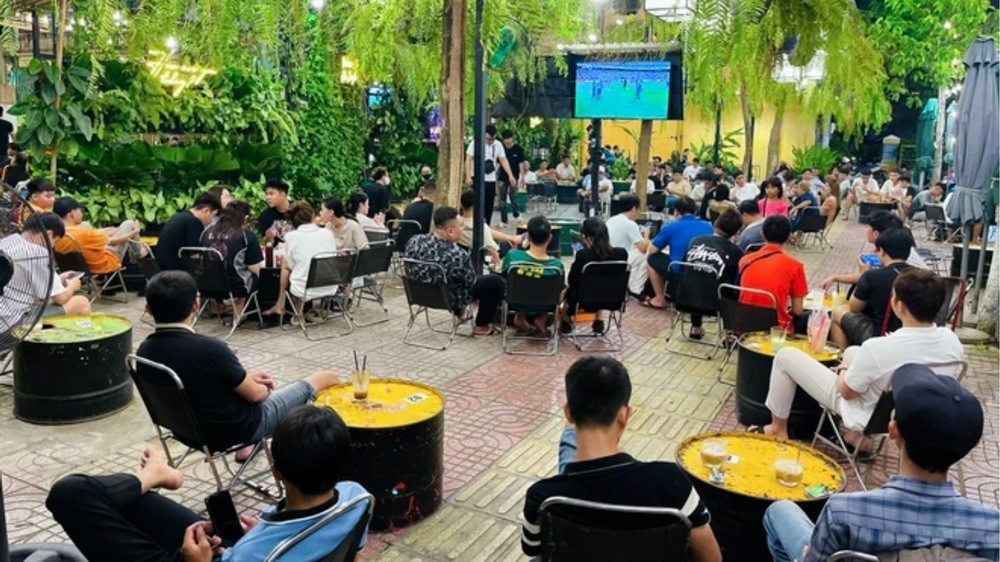 Hàng quán Thủ đô "chạy đua" chuẩn bị cho mùa cao điểm bóng đá