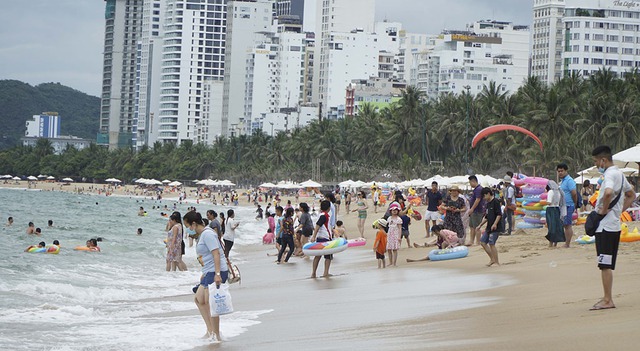 Khách du lịch vui chơi,điểmdulịchhè<strong>ket qua bong da giai ngoai hang anh</strong> tắm biển tại bãi biển Nha Trang