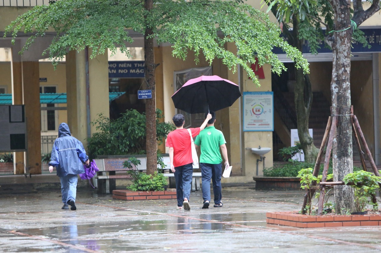 Sáng 9/6, hơn 100.000 thí sinh Hà Nội làm bài thi môn Toán vào lớp 10