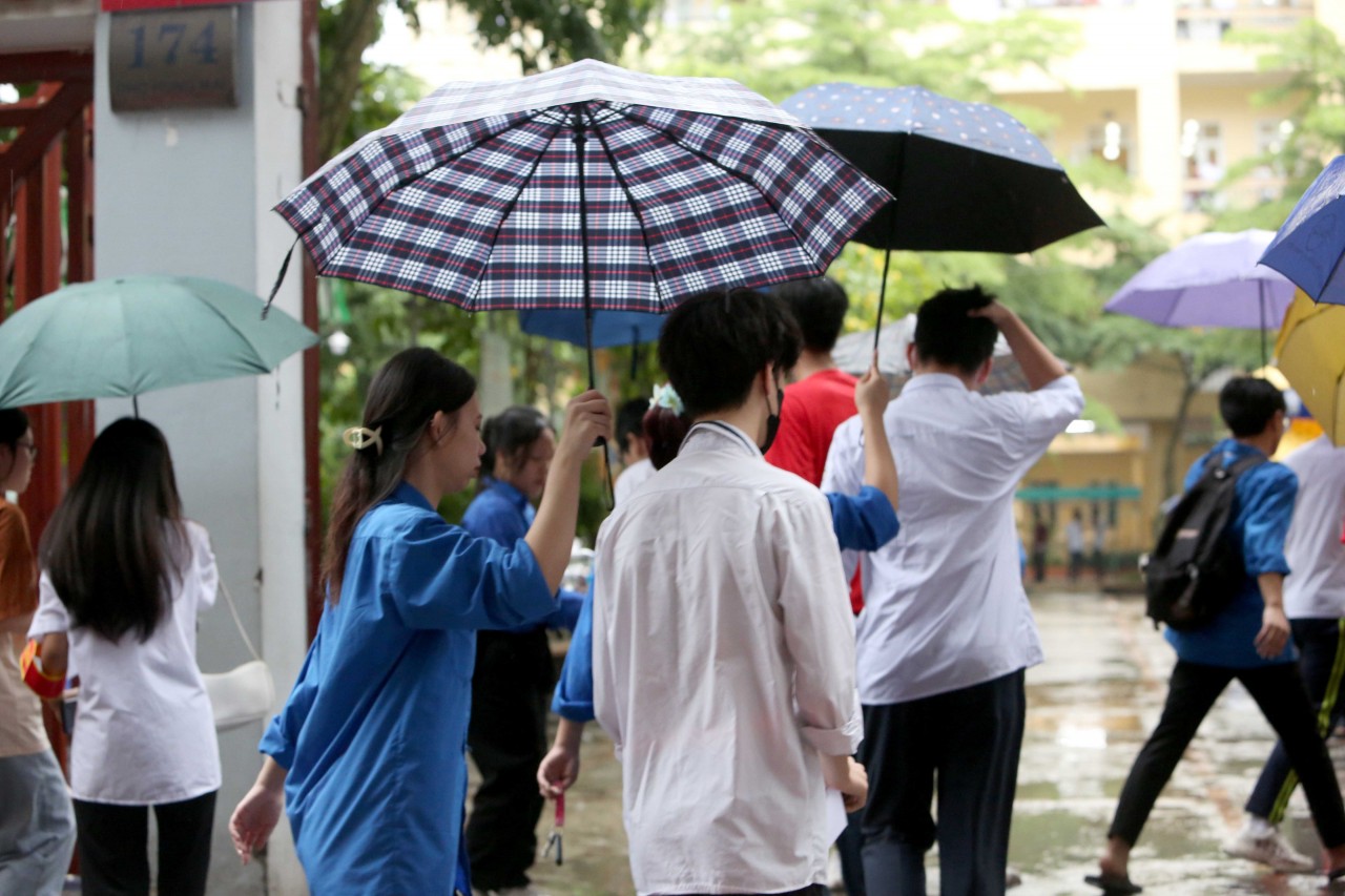 Sáng 9/6, hơn 100.000 thí sinh Hà Nội làm bài thi môn Toán vào lớp 10