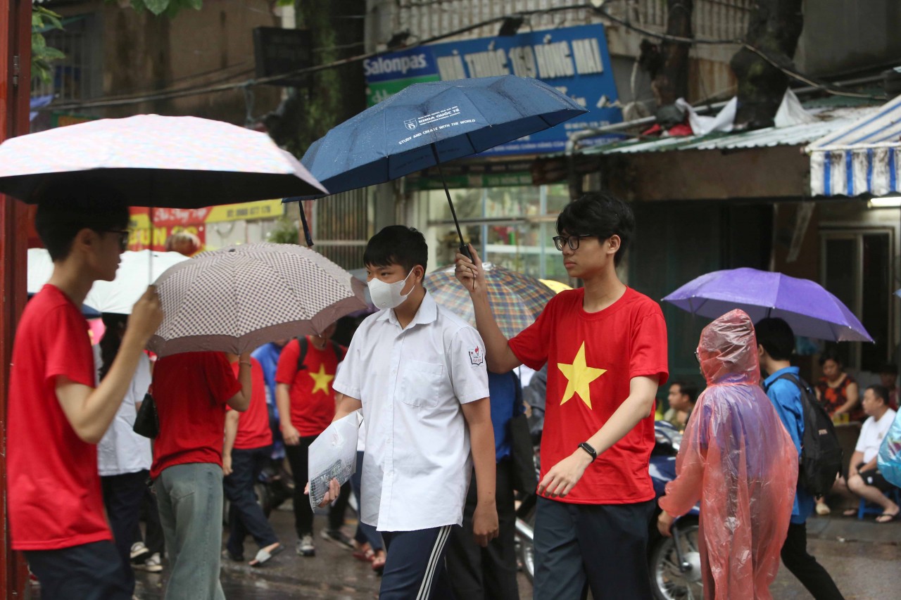 Sáng 9/6, hơn 100.000 thí sinh Hà Nội làm bài thi môn Toán vào lớp 10