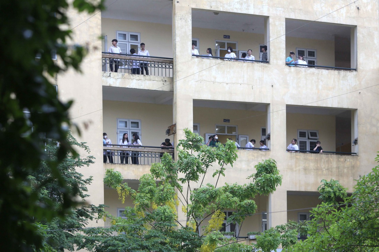 Sáng 9/6, hơn 100.000 thí sinh Hà Nội làm bài thi môn Toán vào lớp 10