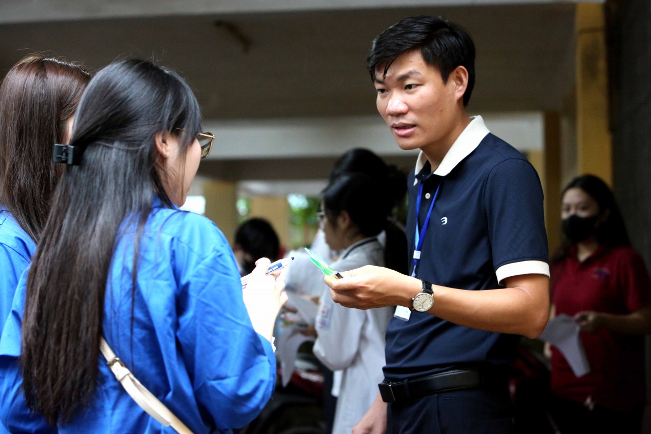 Sáng 9/6, hơn 100.000 thí sinh Hà Nội làm bài thi môn Toán vào lớp 10