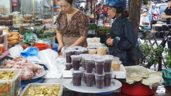 Hà Nội: Cơm rượu nếp, bánh gio đắt khách trong ngày "Giết sâu bọ"