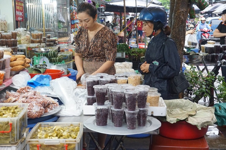 Hà Nội: Cơm rượu nếp, bánh gio đắt khách trong ngày "Giết sâu bọ"