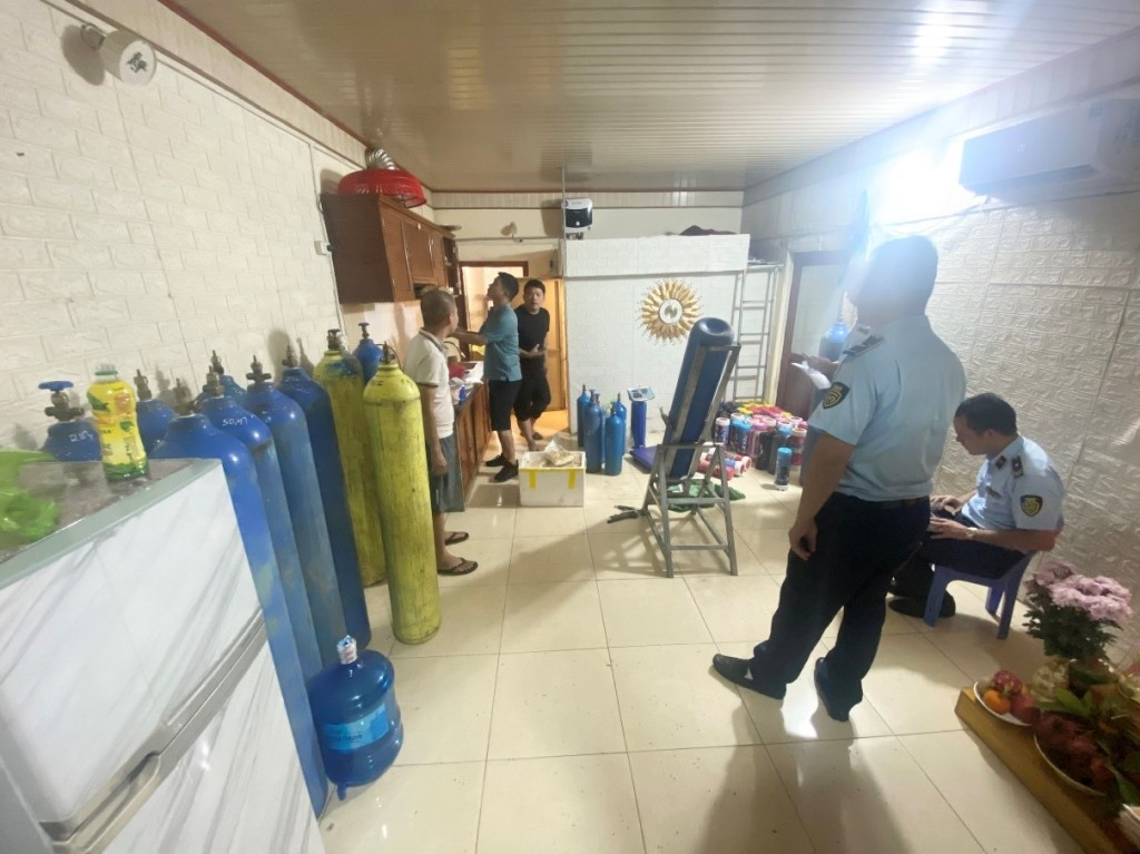 Lực lượng chức năng phát hiện 109 bình khí cười tại một nhà kho (Ảnh Công an tỉnh Quảng Ninh)