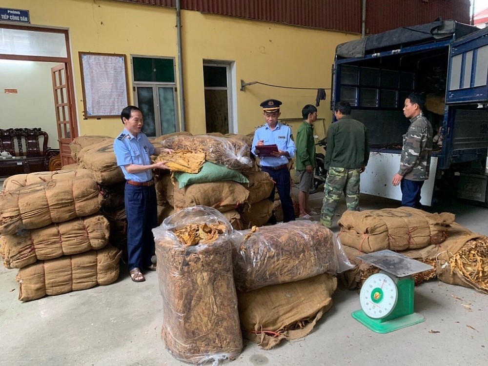 Lực lượng chức năng tỉnh Lạng Sơn kiểm tra số thuốc lá không rõ nguồn gốc xuất xứ.