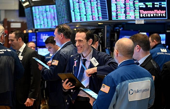 S&P 500 và Nasdaq có phiên lập kỷ lục thứ ba liên tiếp