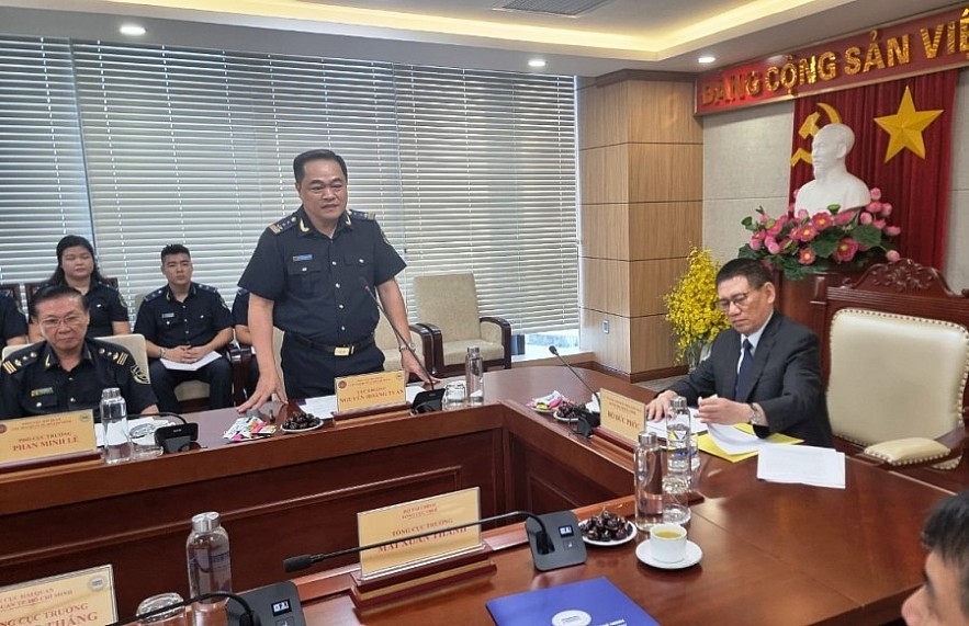 Cục trưởng Cục Hải quan TP. Hồ Chí Minh Nguyễn Hoàng Tuấn báo cáo kết quả công tác 5 tháng đầu năm 2024 tại buổi làm việc. Ảnh: Đỗ Doãn