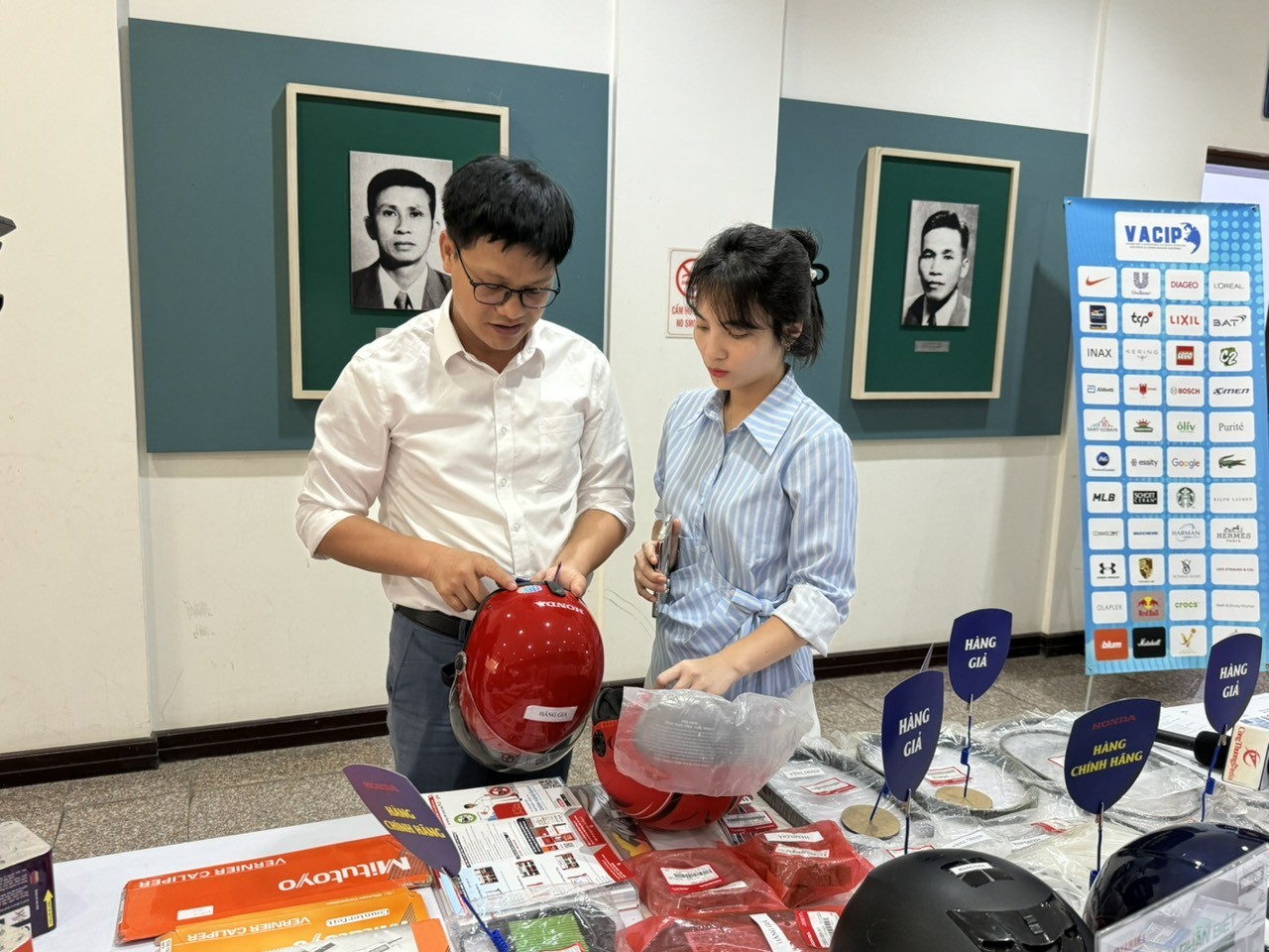 Báo động về hàng giả, hàng vi phạm pháp luật trong hoạt động thương mại