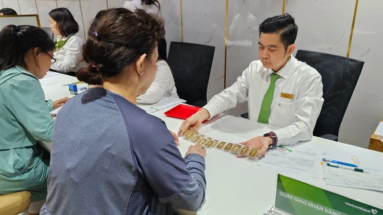 Buyers no longer line up for gold purchases at banks