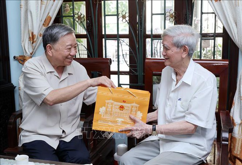 Chủ tịch nước Tô Lâm thăm và chúc mừng một số nhà báo lão thành- Ảnh 1.