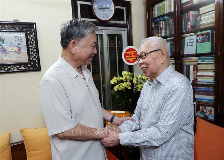 Chủ tịch nước Tô Lâm thăm và chúc mừng một số nhà báo lão thành- Ảnh 2.