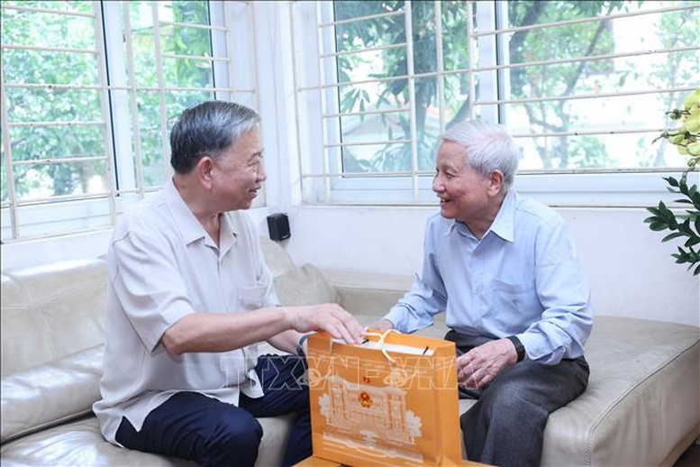 Chủ tịch nước Tô Lâm thăm và chúc mừng một số nhà báo lão thành- Ảnh 3.